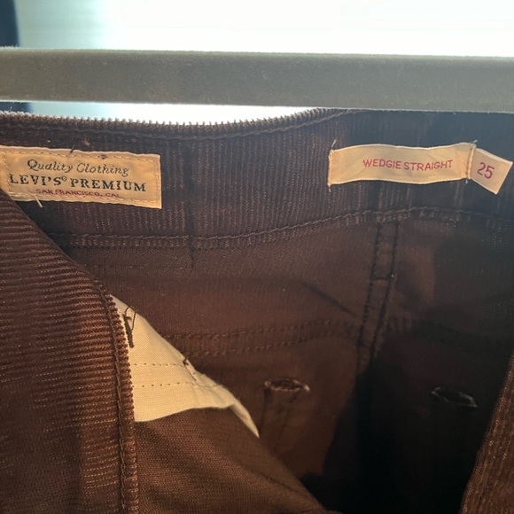 Levi’s Brown Wedgie Straight Corduroy Pants; Size 25 - Picture 4 of 4